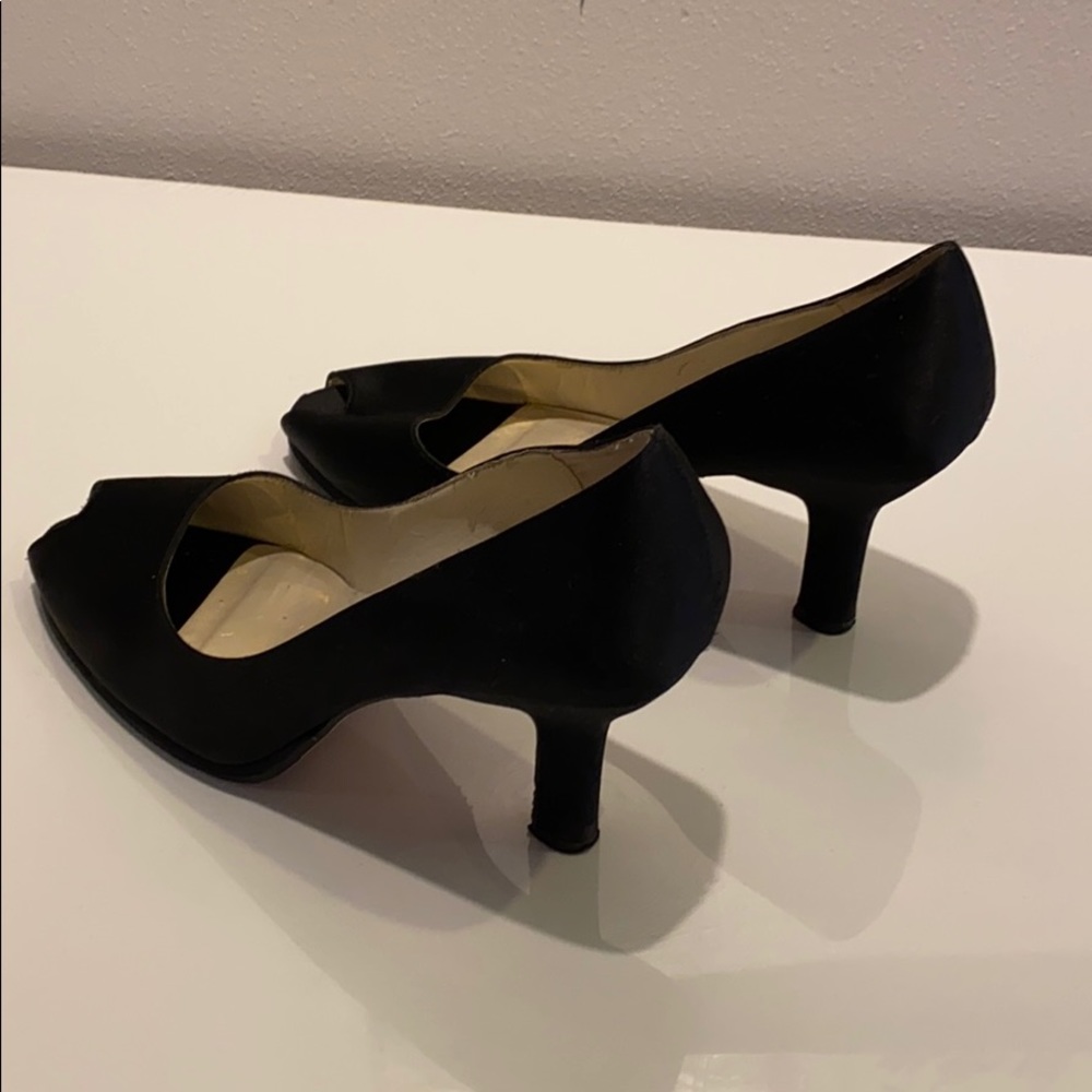 Black pumps
